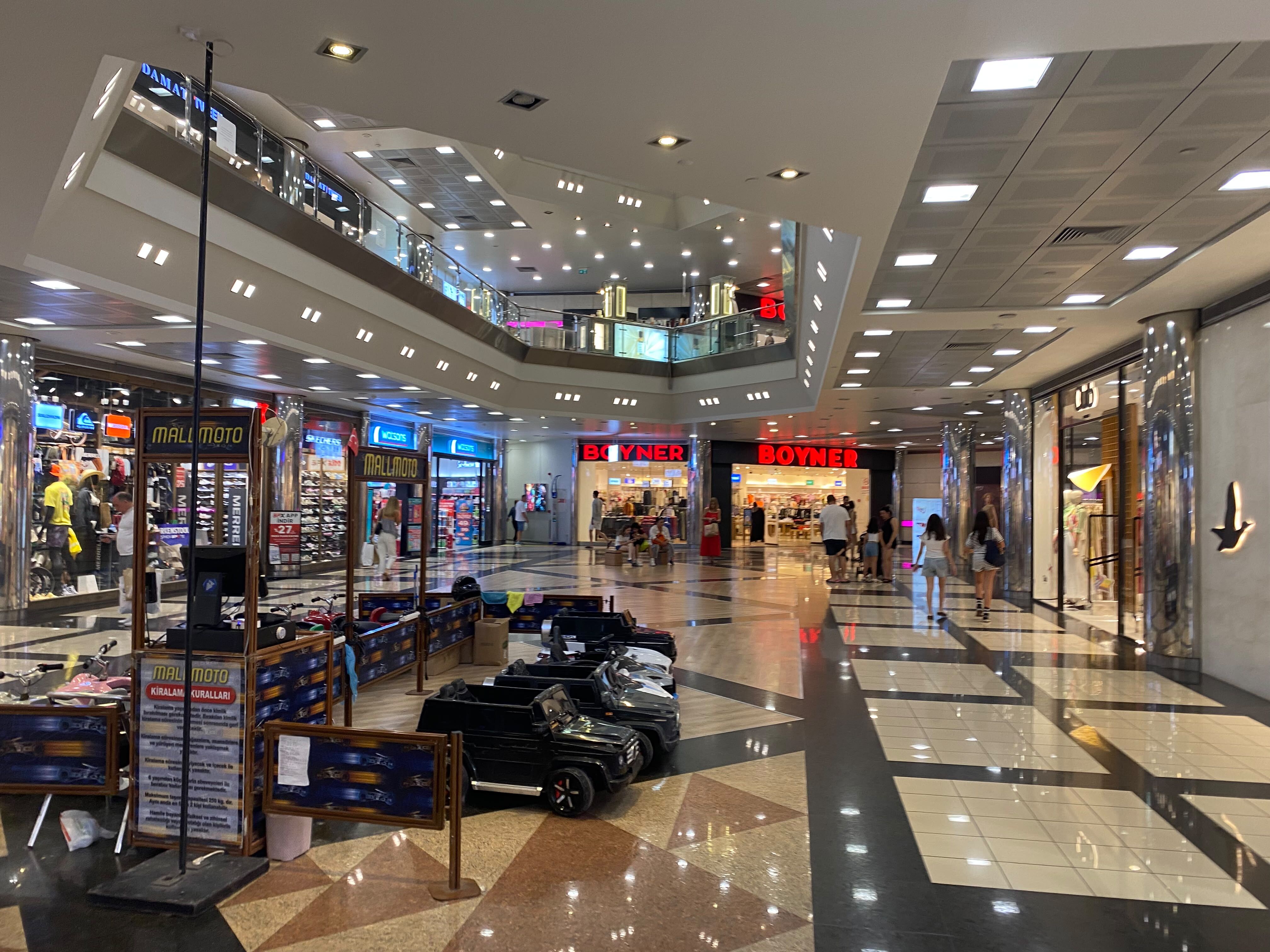 Antalya’da 8 saatlik klima krizi AVM’yi boşalttı!