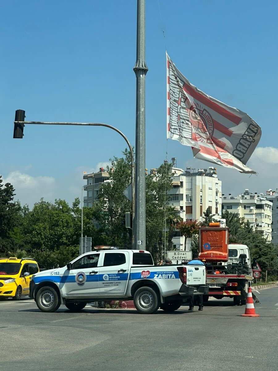 Antalyaspor Bayraklar Sökülüyor