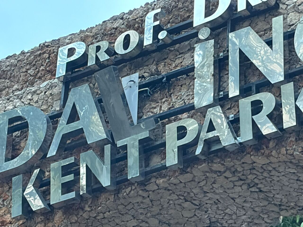 Erdal İnönü Parkı Hasarlı Tabela (2)