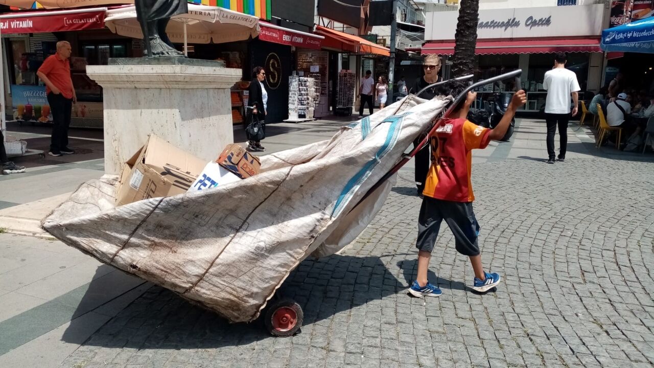 Kağıt Toplayan Çocuk Işçi Antalya (1)
