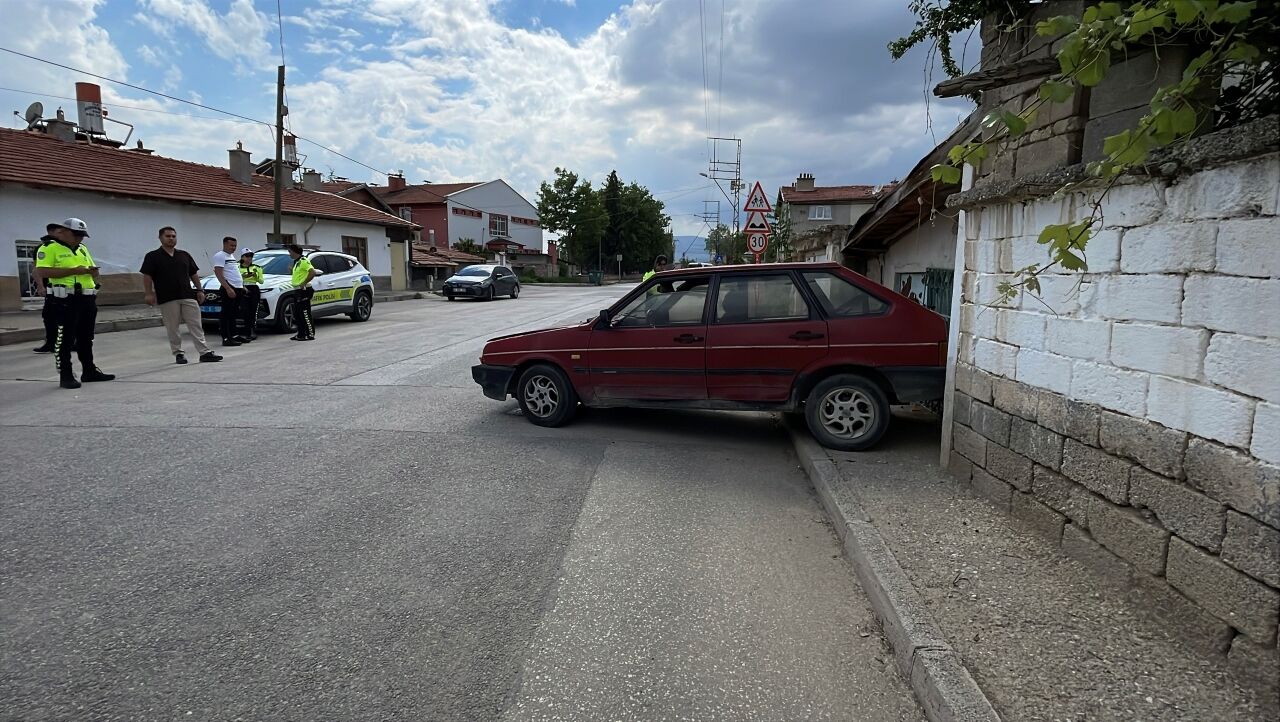 Polis Ekiplerinden Kaçarken Duvara Çarptı Konya (1)