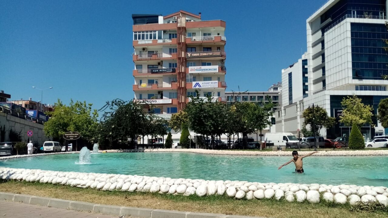 Süs Havuzunda Yüzen Çocuklar Antalya (3)