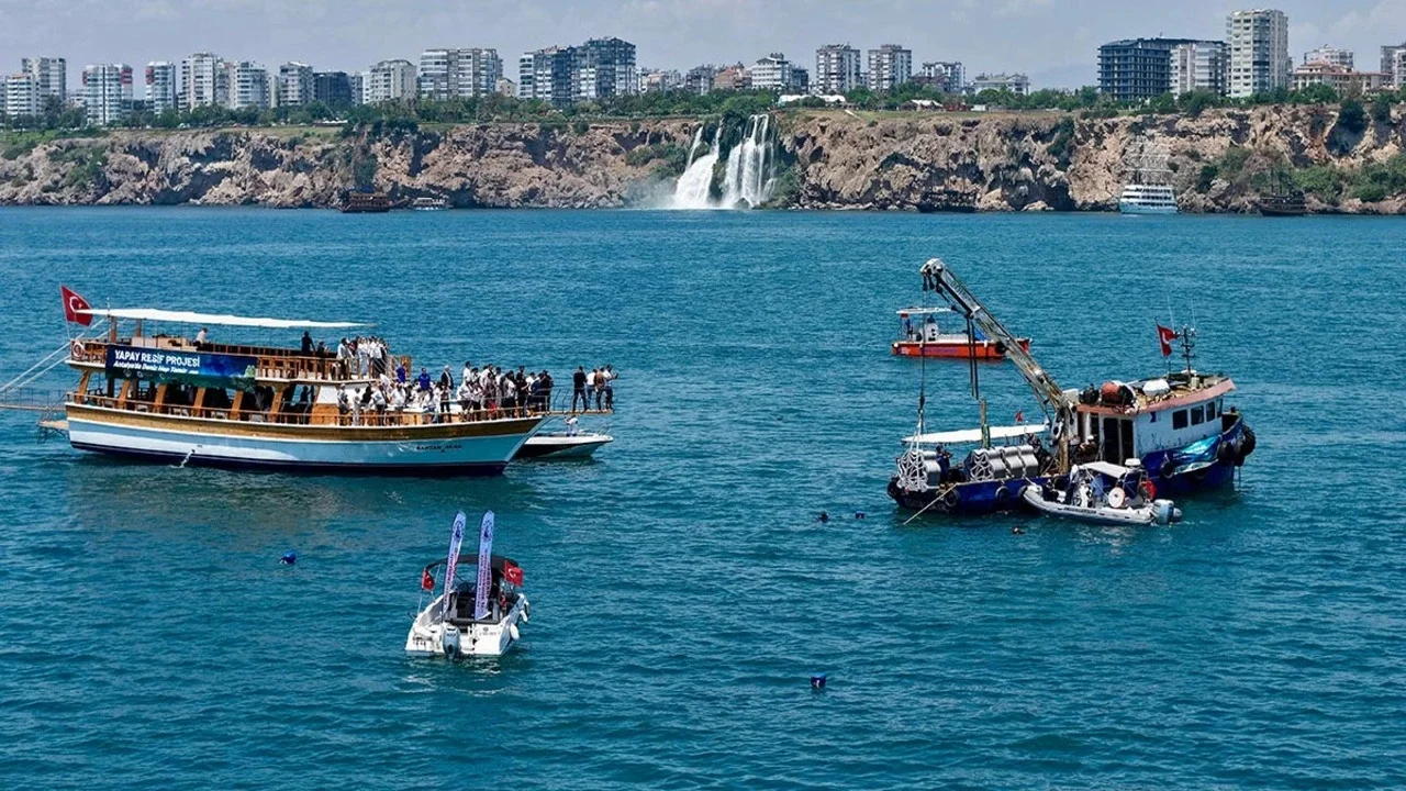 Yapay Resif 1. Etap Lara'da Denize Indirildi Düden Şelalesi Arkada