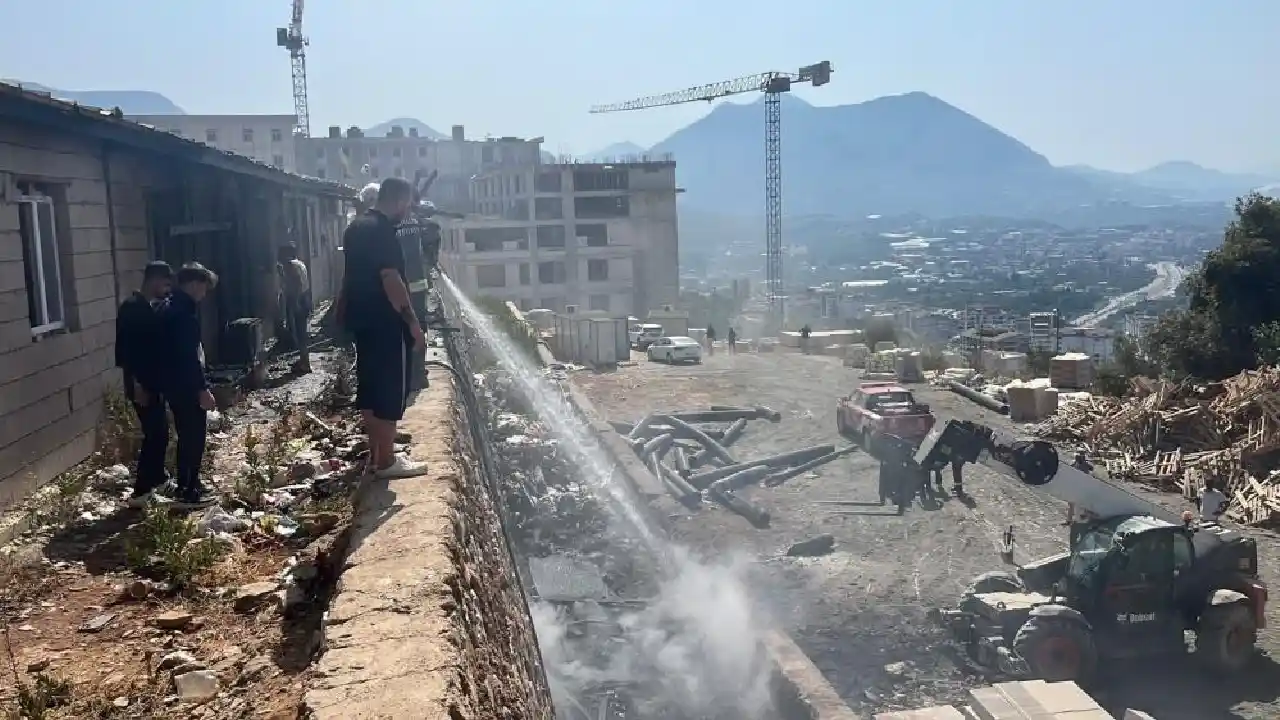 Alanya'da Üniversite Kampüsünde Yangın! Alevler Yatakhaneye Sıçradı123 (5)Körfezz