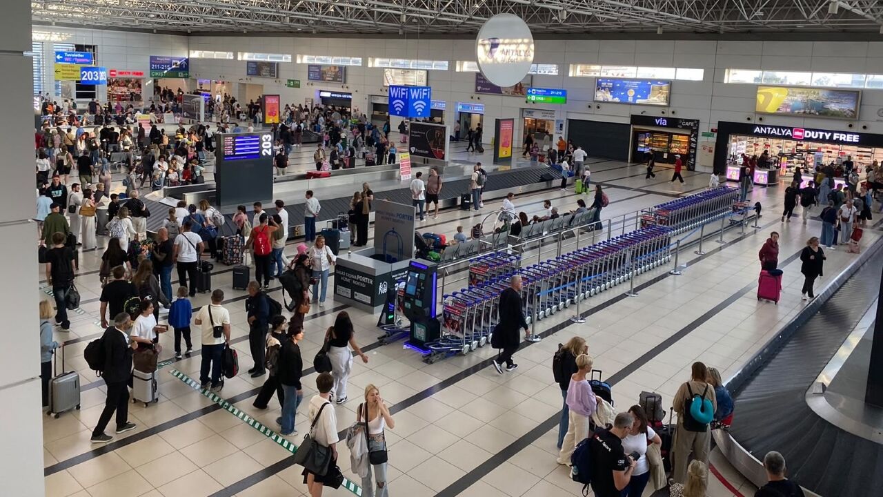 Antalya Havalimanı Turist 77 (1)