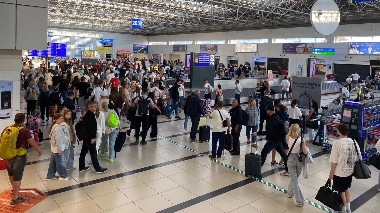Antalya Havalimanı Turist 77 (2)