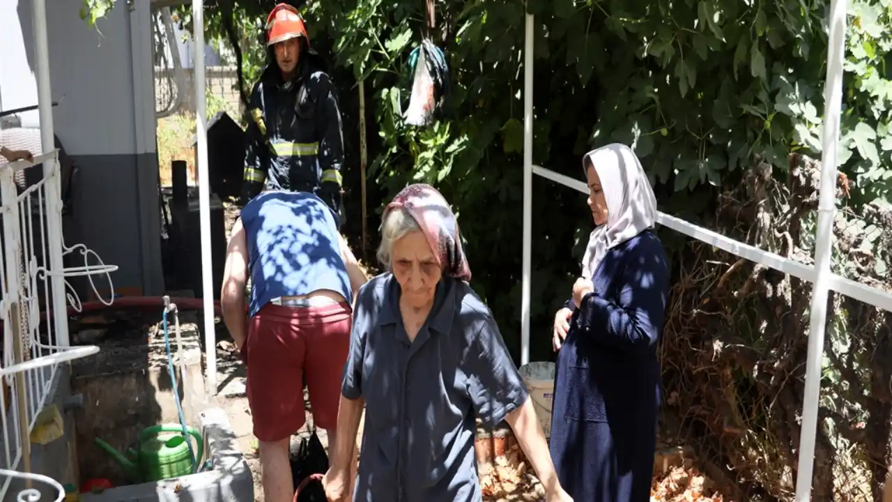 Antalya Kepez'de Ev Yangını! Yaşlı Çiftin Para Dolu Çantası Son Anda (2)