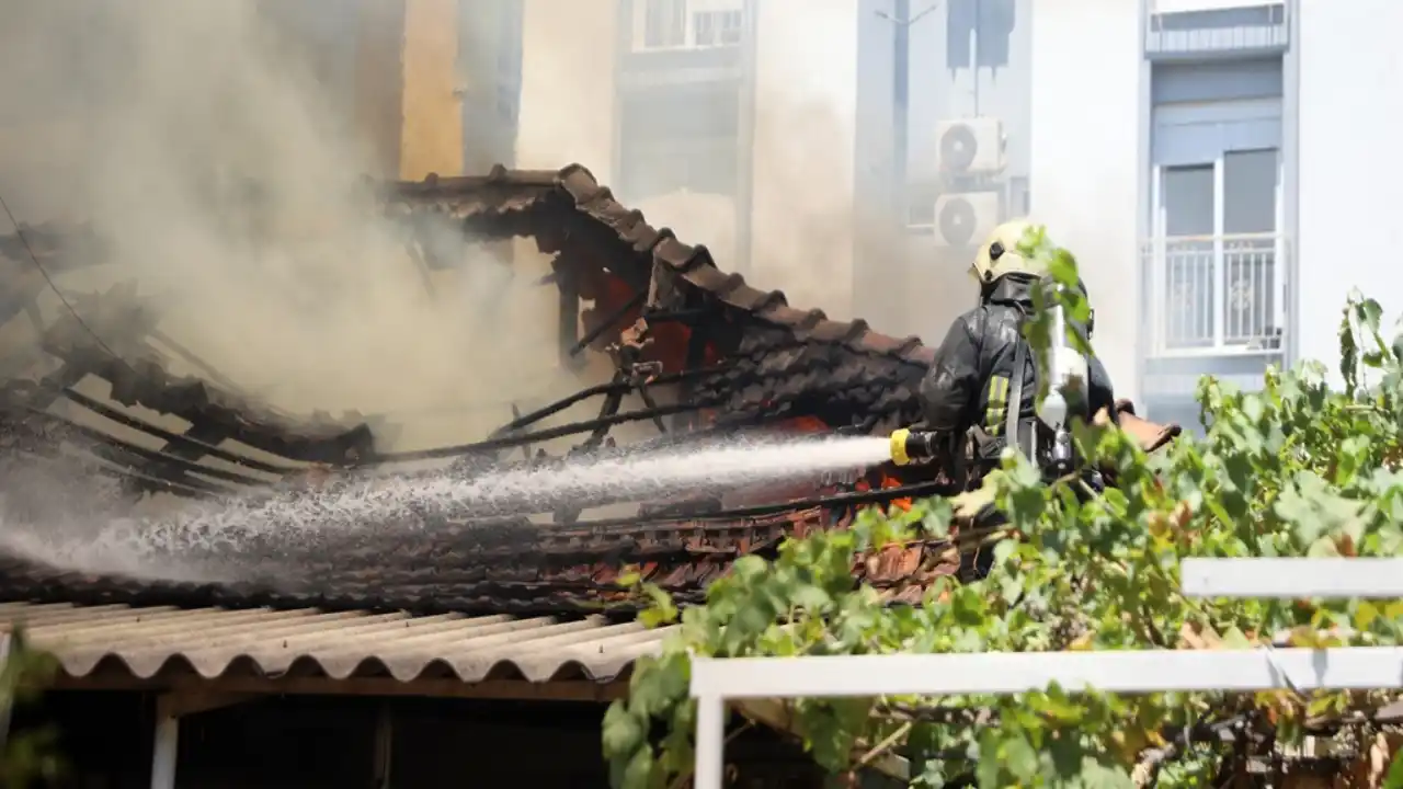 Antalya Kepez'de Ev Yangını! Yaşlı Çiftin Para Dolu Çantası Son Anda (5)