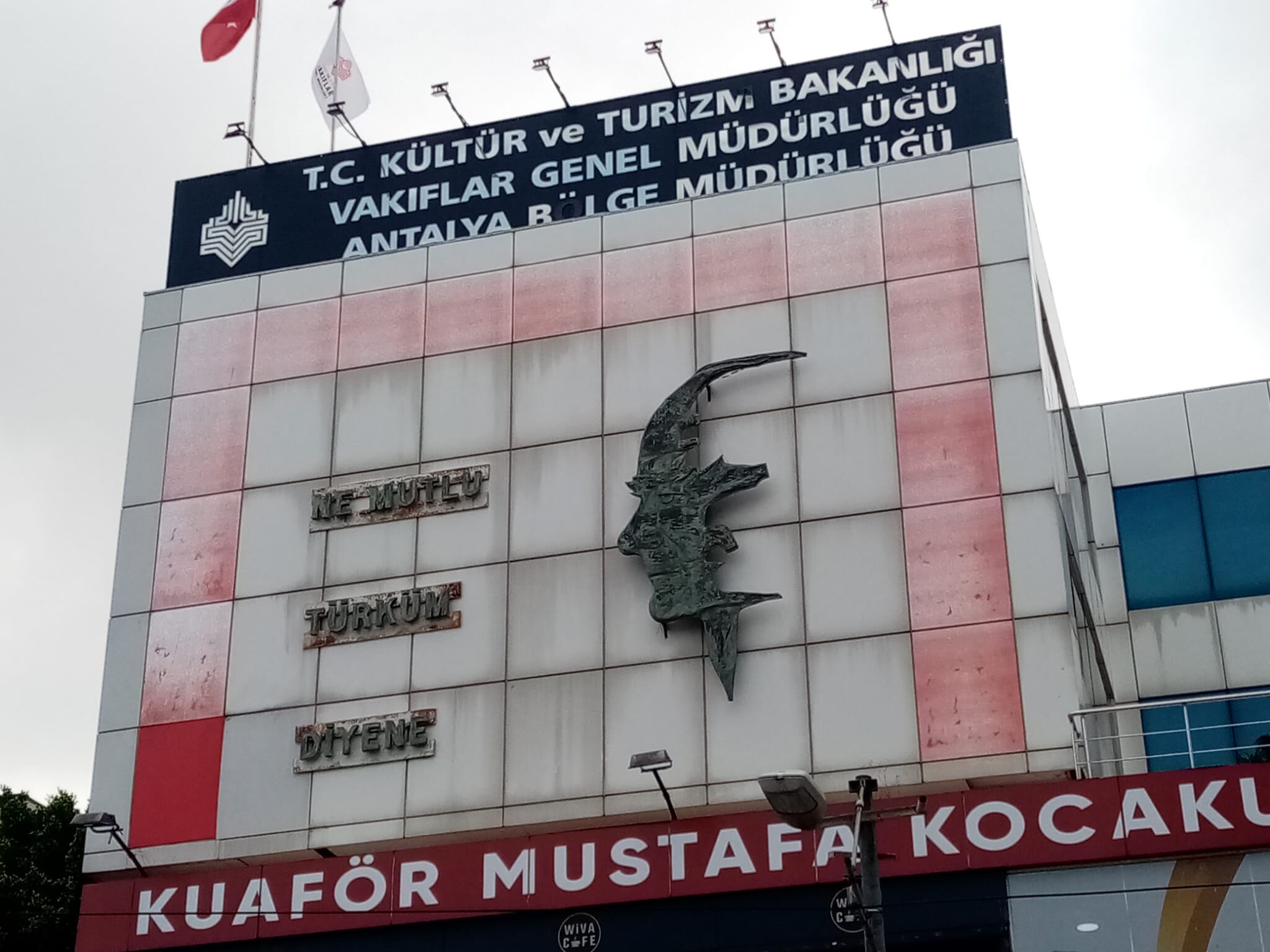 Antalya Vakıflar Bölge Müdürlüğü'ndeki Atatürk Silueti Için Bakım Çağrısı (3)