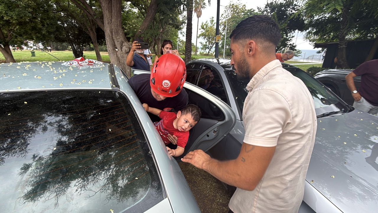 Antalya'da 1 Yaşındaki Bebek Araçta Mahsur Kaldı! (1)