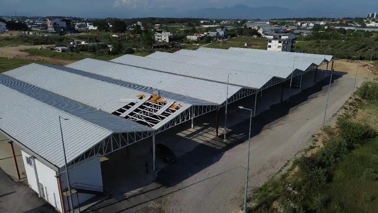 Antalya'da 25 milyon liralık pazar yeri çürümeye terk edildi