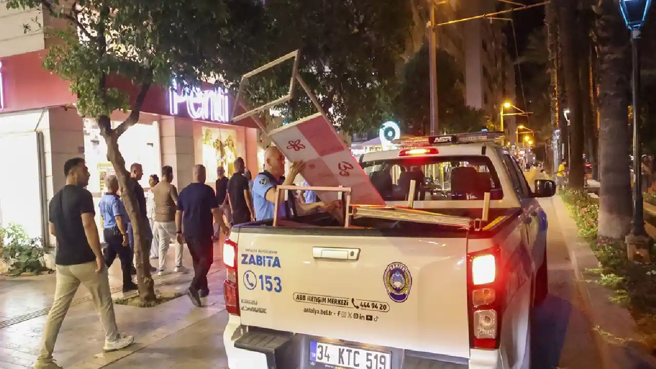 Antalya'da Kaldırımlar Geri Alındı! Zabıtadan Işgale Büyük Operasyon123 (3)Körfezz