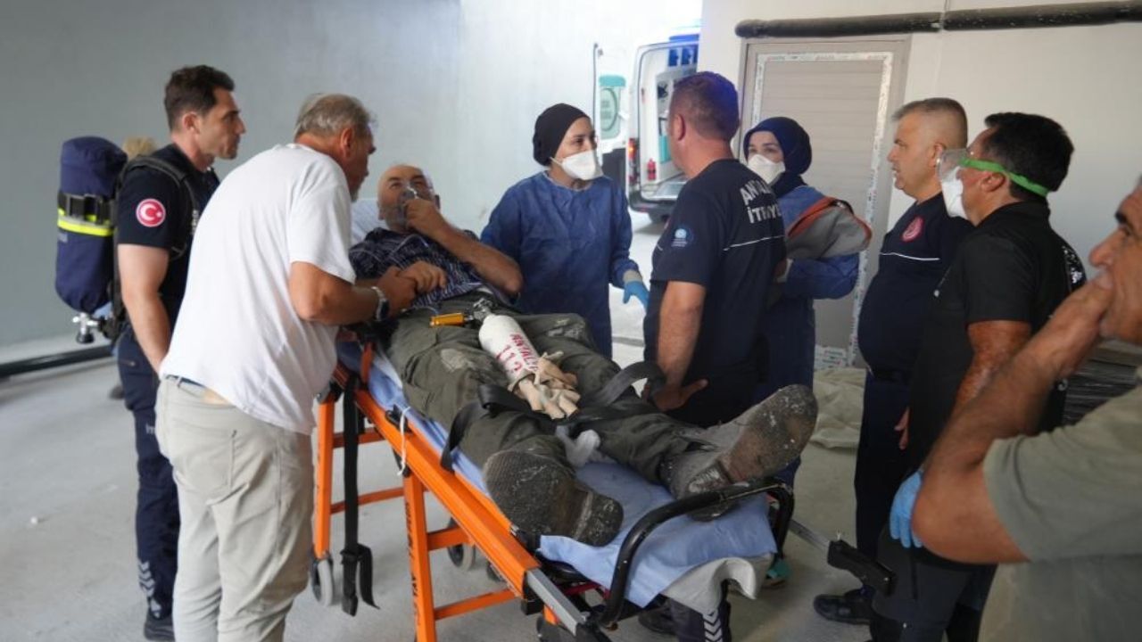 Antalya'da Kapalı Alandaki Koku Can Aldırıyordu İki İşçi Zehirlendi Şüphesi (1)