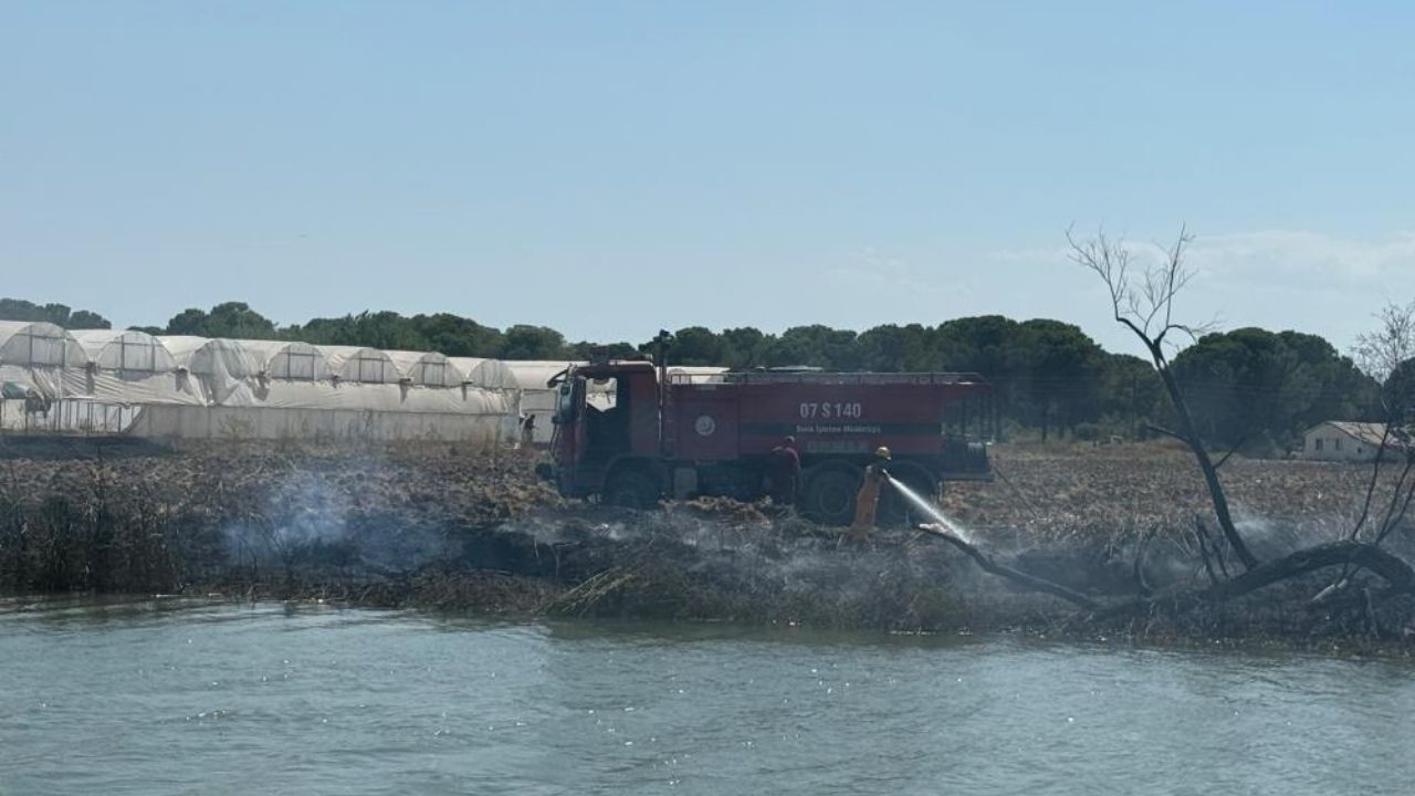 Antalya'da Korkutan Yangın! Alevler Villaya Sıçradı, Milyonluk Tekne Küle Döndü (4)
