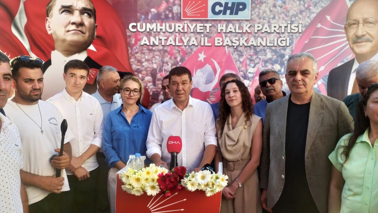 CHP Antalya'da Hasan Şahin, yönetimi MYK'ya sundu