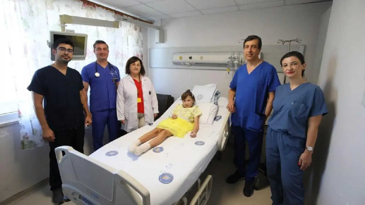 Kardeşini Aynı Hastalıkta Kaybetti! 8 Yaşında Antalya'da Hayata Tutundu1 (2)Körfezzxç