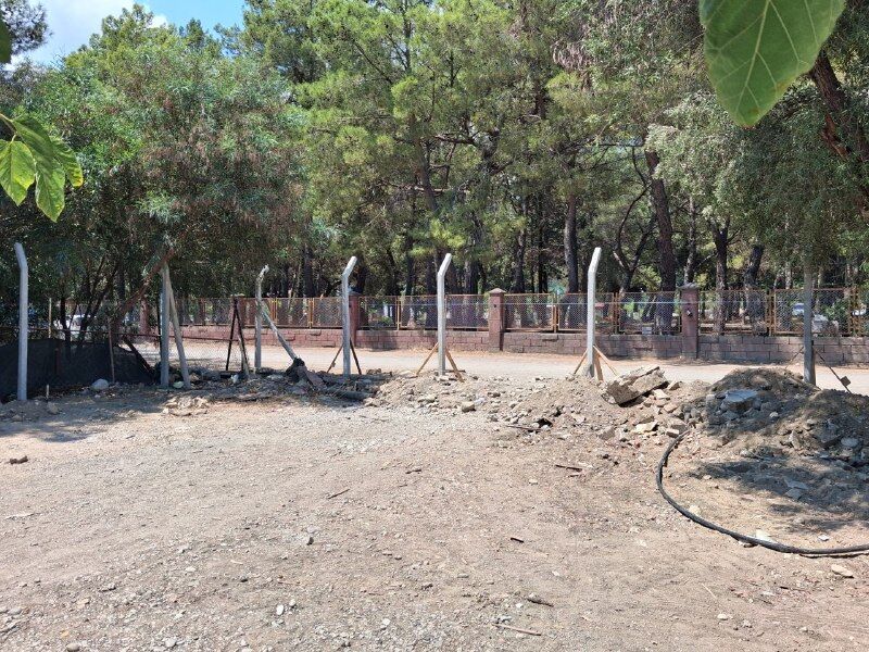 Kemer Beldibi'nde Mezarlığın Önündeki Kıyı Arazisi Yıllardır Işgale Konu Oluyor