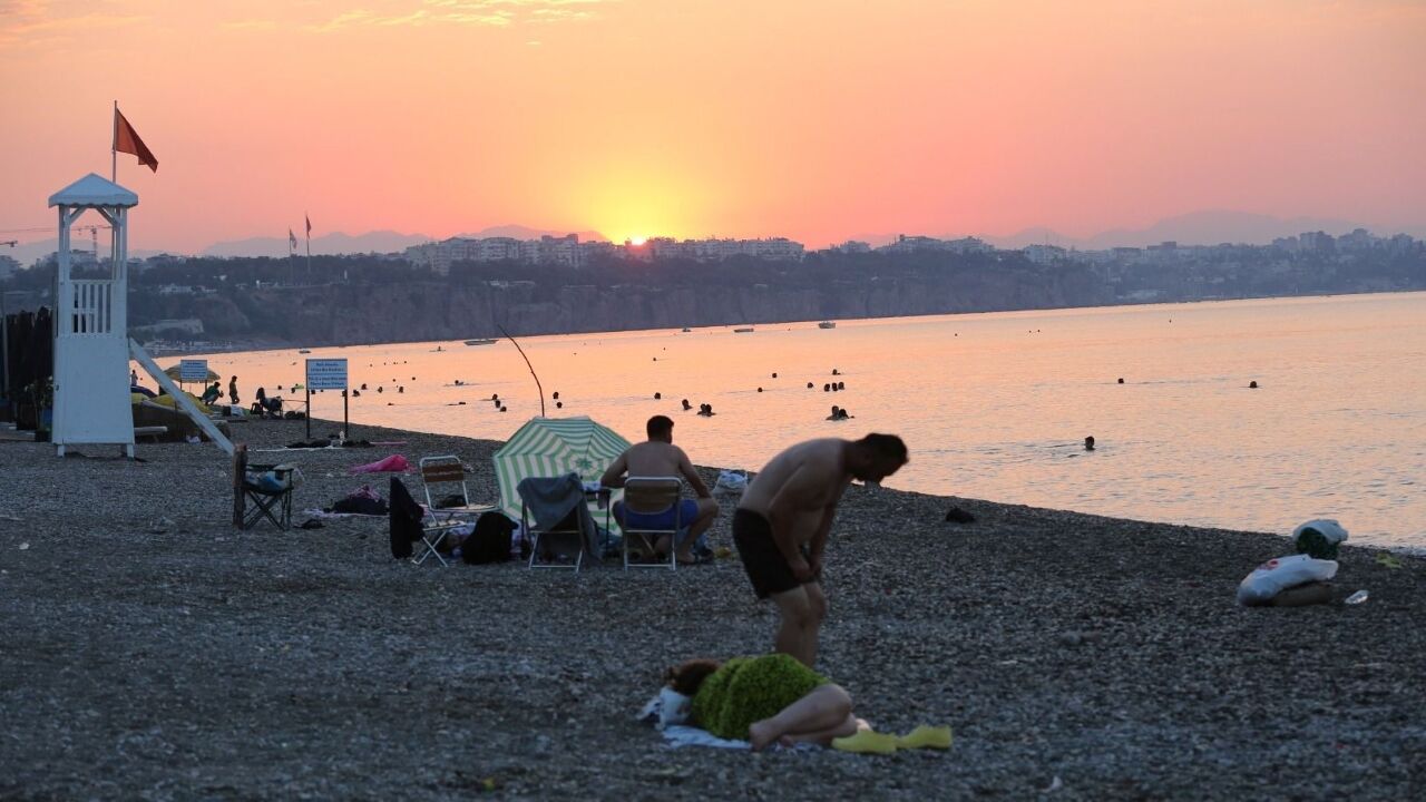 Konyaaltı Sahili Uyuyan Insanlar 3