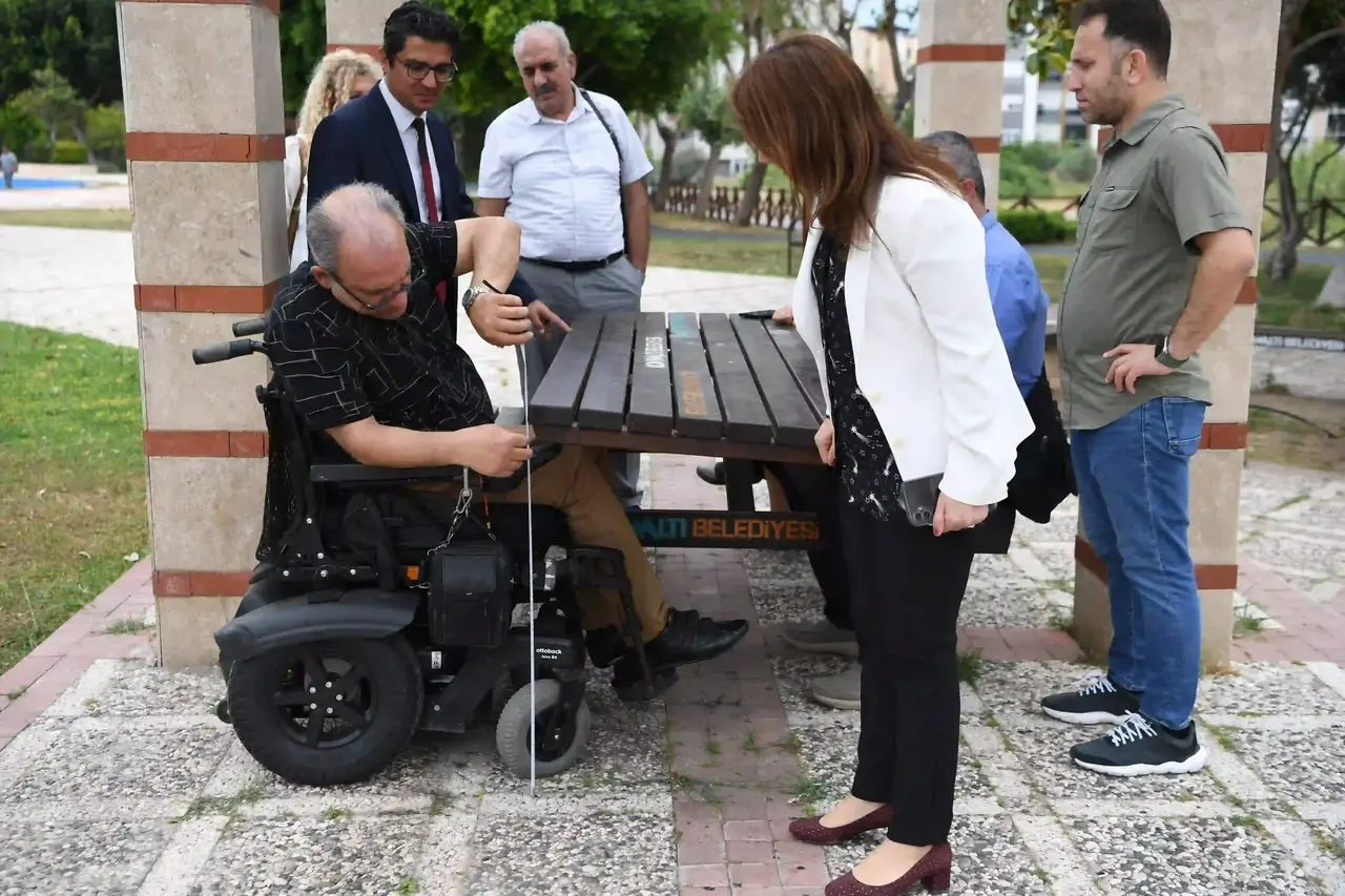 Konyaalti'nda Engelsiz Ve Güvenli Parklar Engelliye Uygun Masa