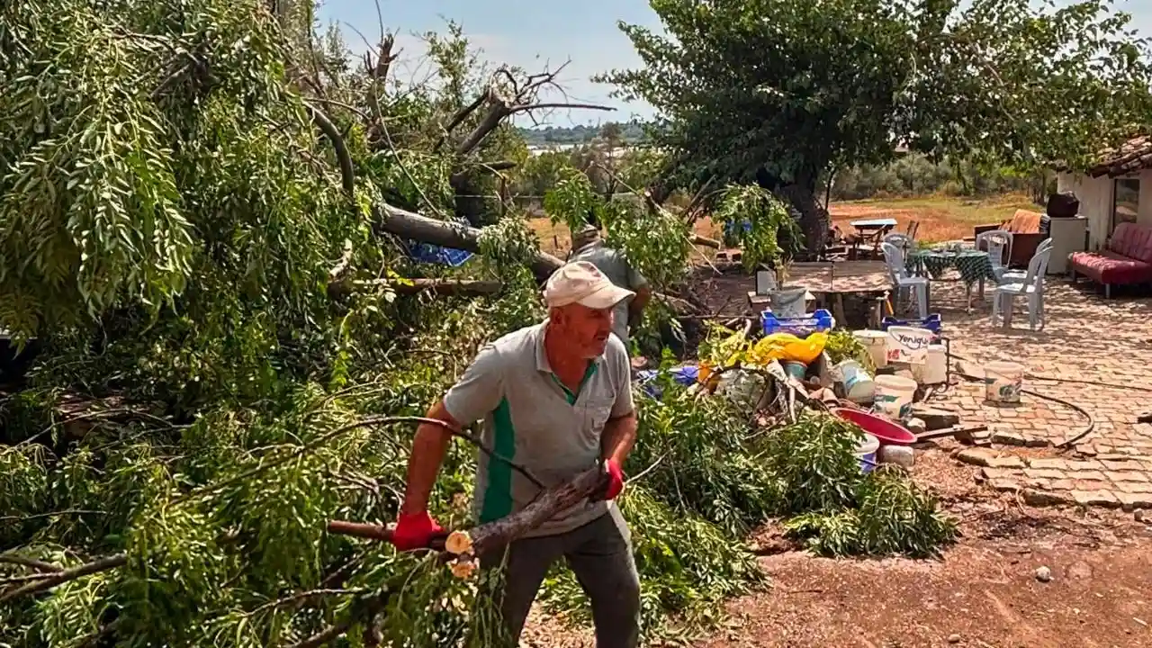 Serik'te Şiddetli Fırtına Ve Hortum Sonrası Ilk Müdahale Yapıldı (1)Körfezzx
