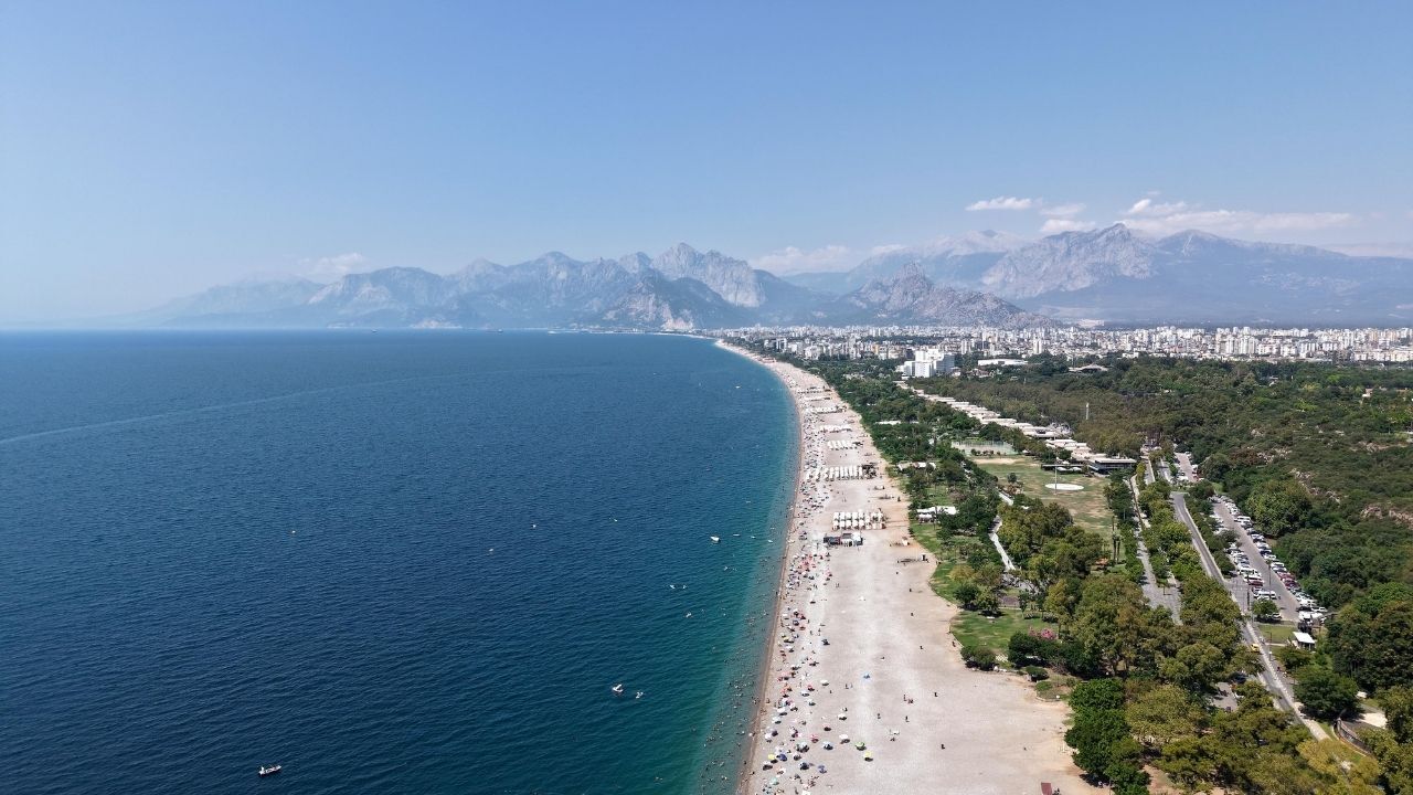 Sıcak Hava Antalya'yı Vurdu Konyaaltı Sahili Doldu12 (1)