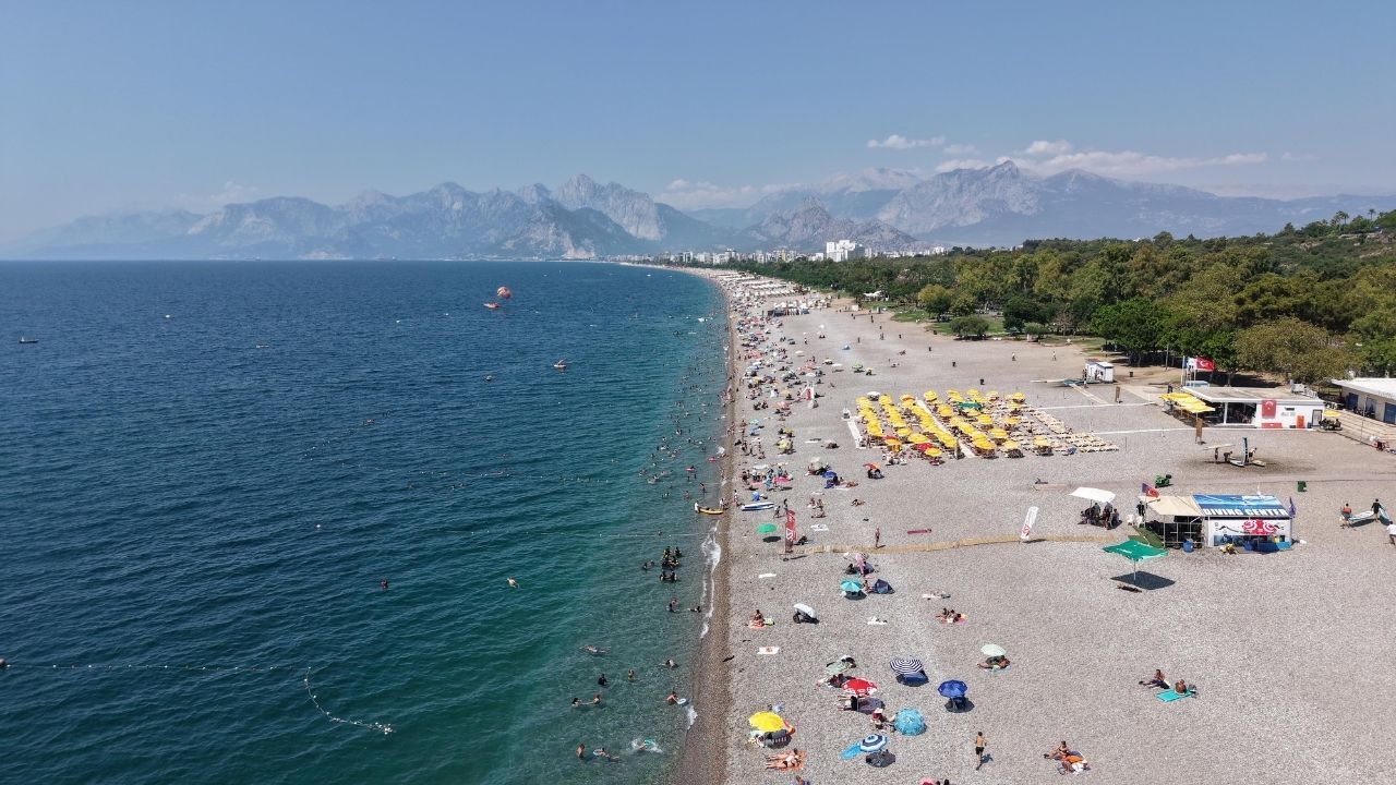 Sıcak Hava Antalya'yı Vurdu Konyaaltı Sahili Doldu12 (2)