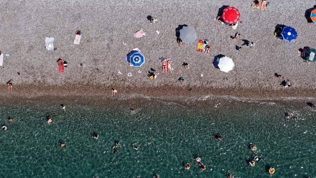 Sıcak Hava Antalya'yı Vurdu Konyaaltı Sahili Doldu12 (3)