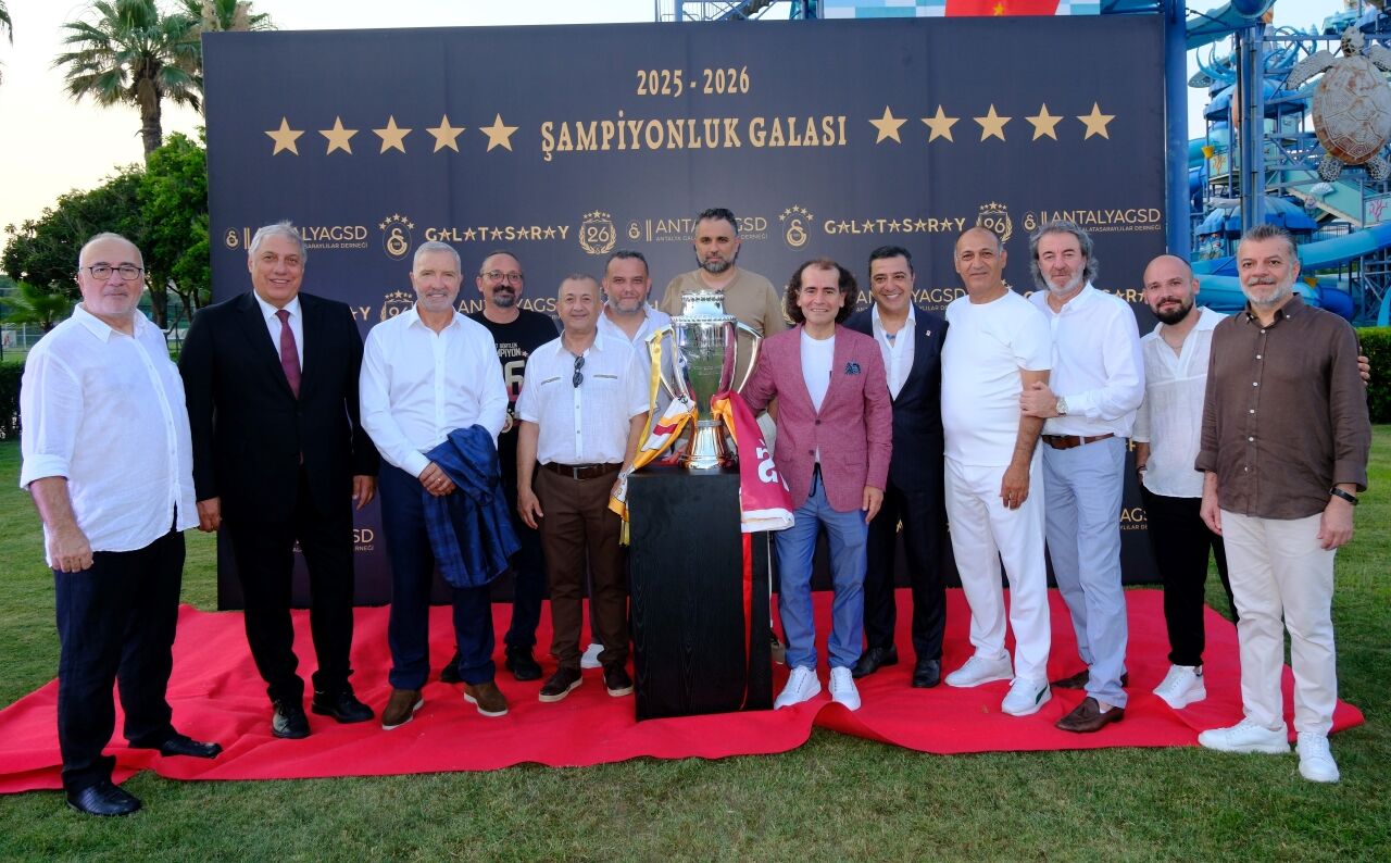 Souness Çimlere Bayrak Dikti (1)