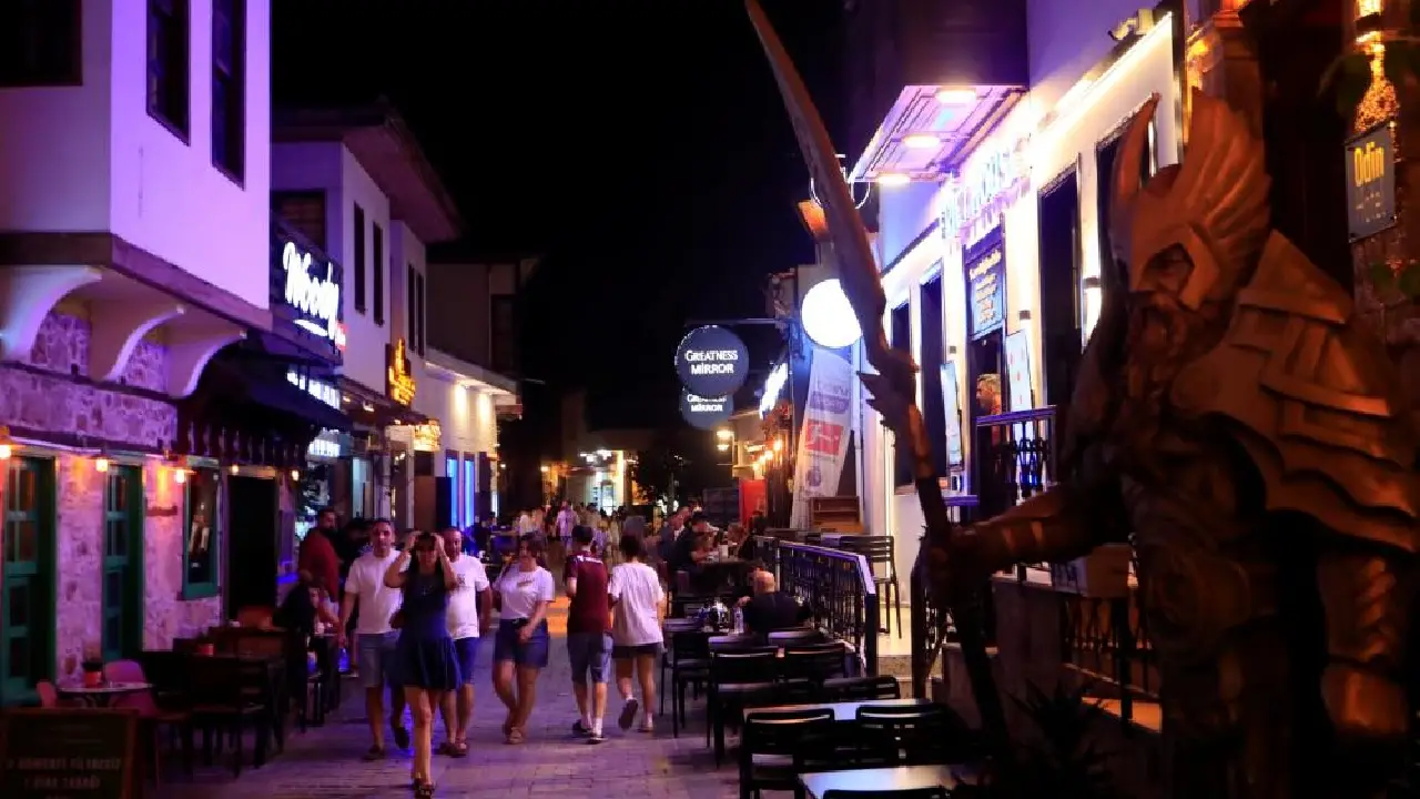 Antalya’da 500 kişilik mahalle gece 50 bine ulaşıyor! kaleiçi