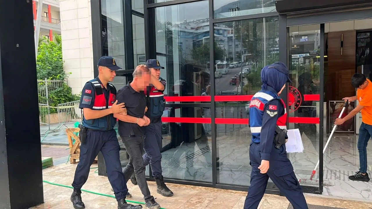 Alanya’da Eşini Ve Kayınvalidesini Bıçaklayan Adam Adliyede (1)