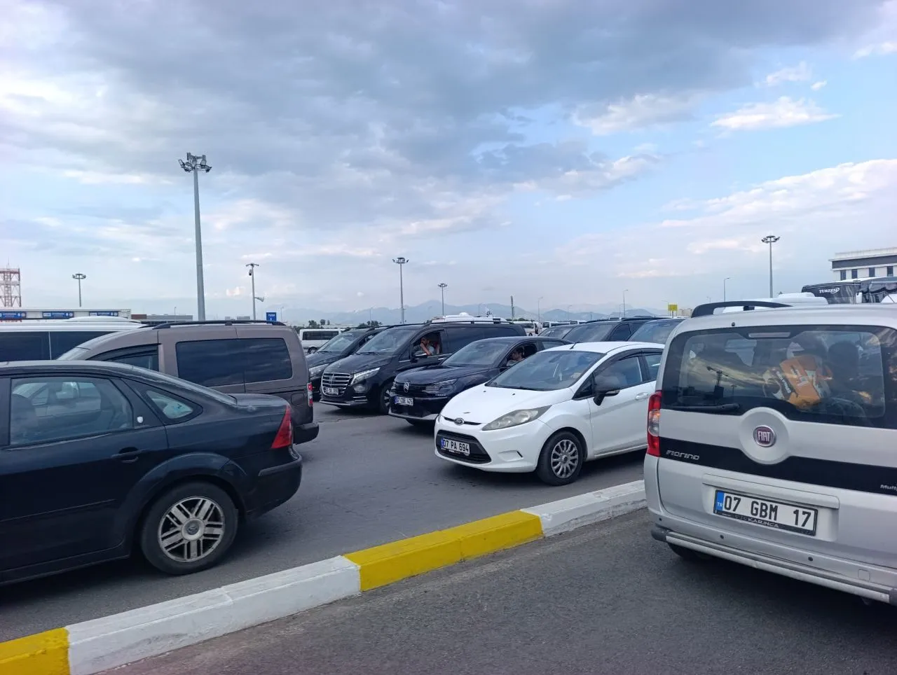 Antalya Havalimanı’nda Kriz Büyüyor 2 Saat Bagaj, 40 Dakika Trafik, Terminal 1 Tepkisi (4)