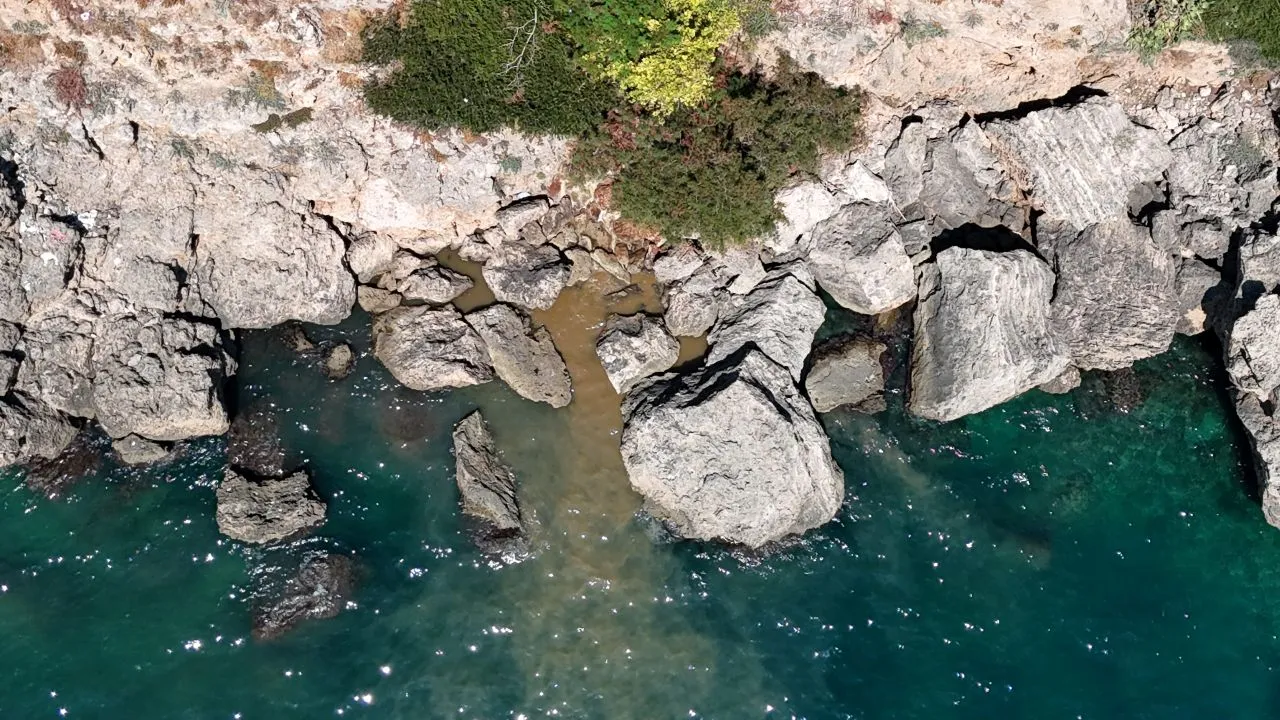 Antalya’da Atık Su Denize Karıştı, Denizin Rengi Değişti (1)