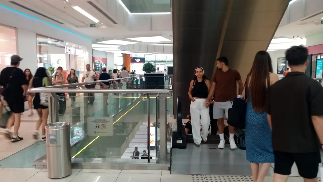 Antalya’da Avm’ler Doldu Taştı! Vatandaşların Geliş Nedeni Farklı Çıktı (1)