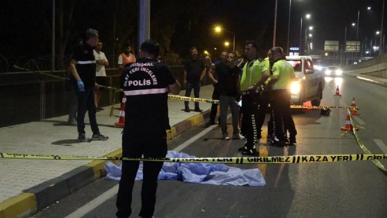 Antalya’da Aydınlatma Direği Faciaya Neden Oldu! Sürücü Hayatını Kaybetti (4)