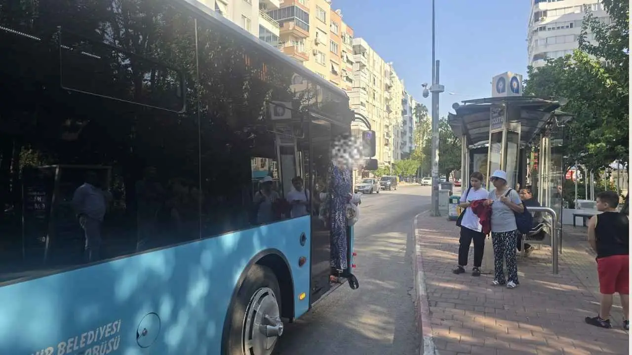 Antalya'da Bir Kadın Otobüsü Birbirine Kattı (1)Körfezzxç