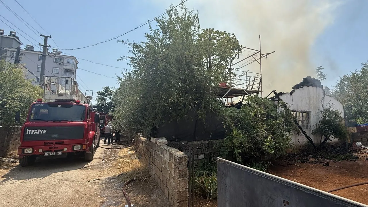 Antalya'da Gecekondu Yangını (1)