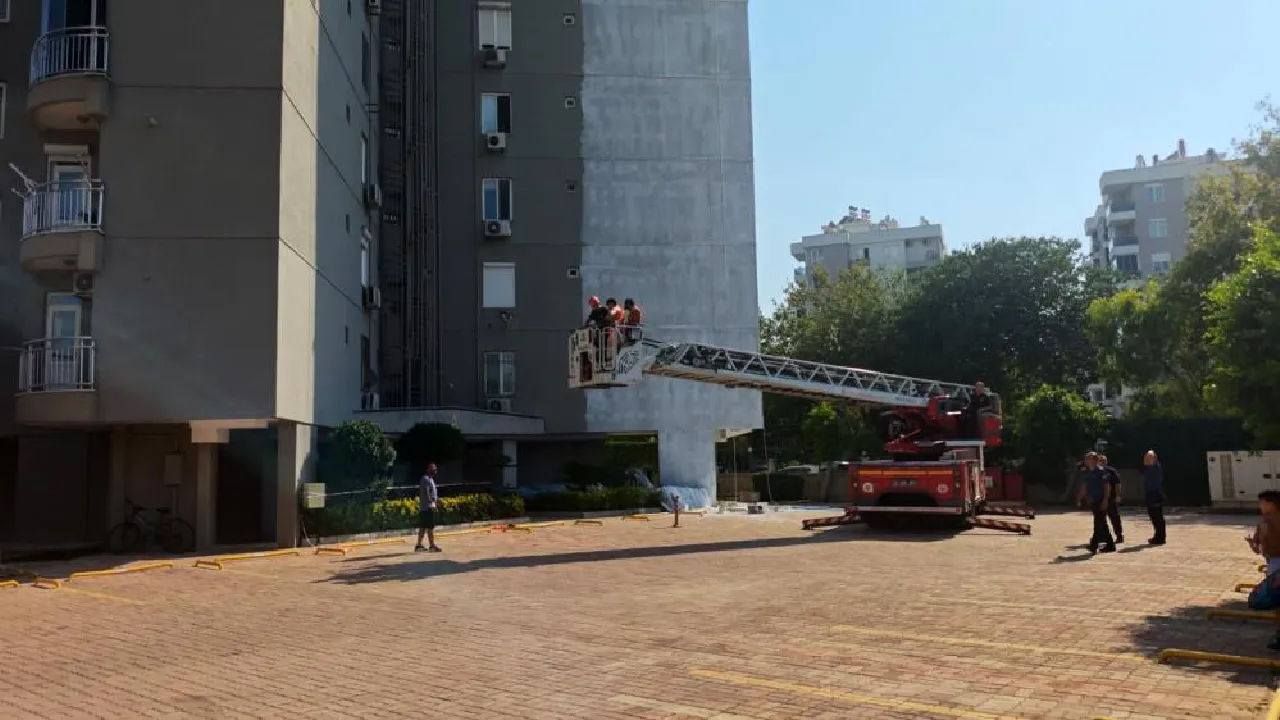 Antalya'da Iskele Halatı Koptu! 10'Uncu Katta Can Pazarı!1 (4)