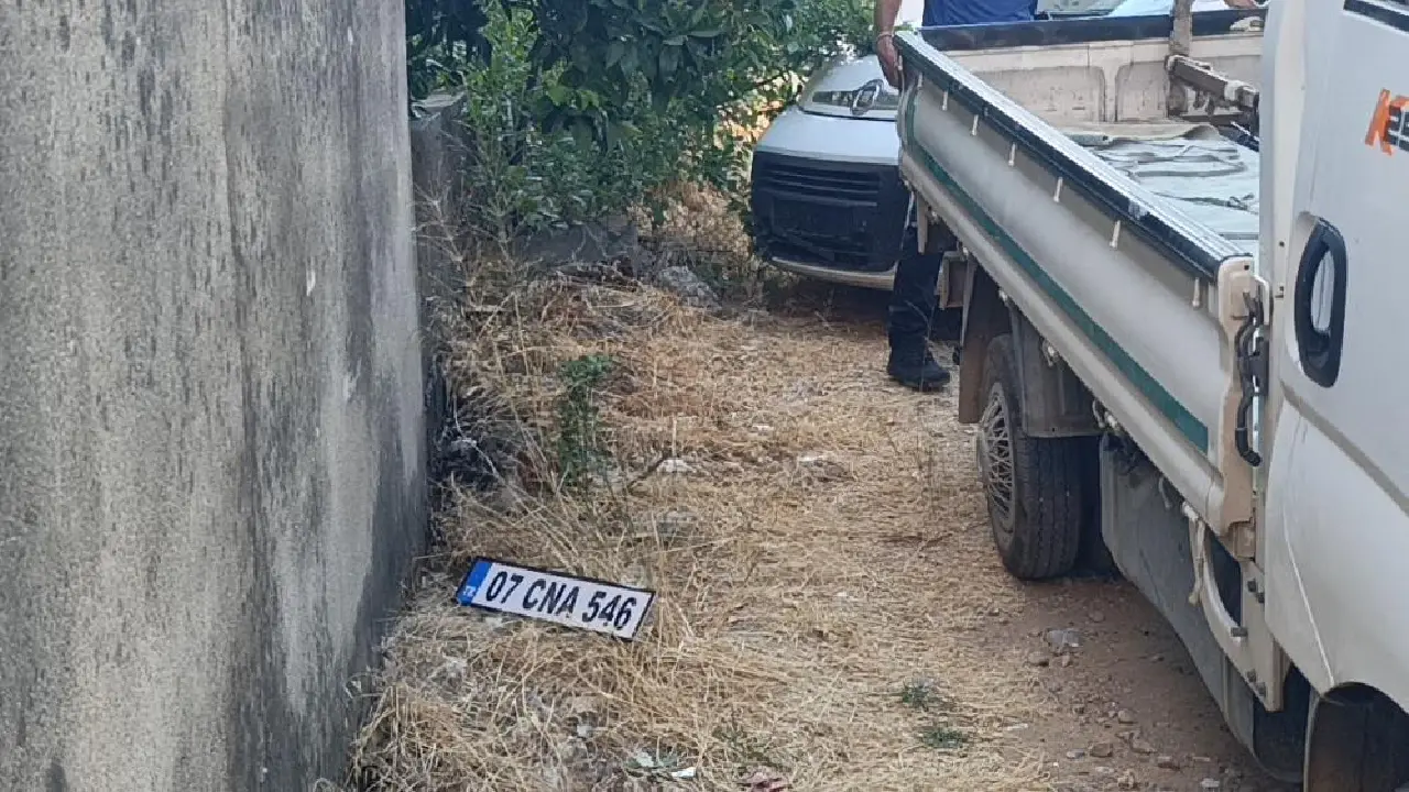 Antalya'da Sahte Plakalı Araç Polisi Harekete Geçirdi1 (3)