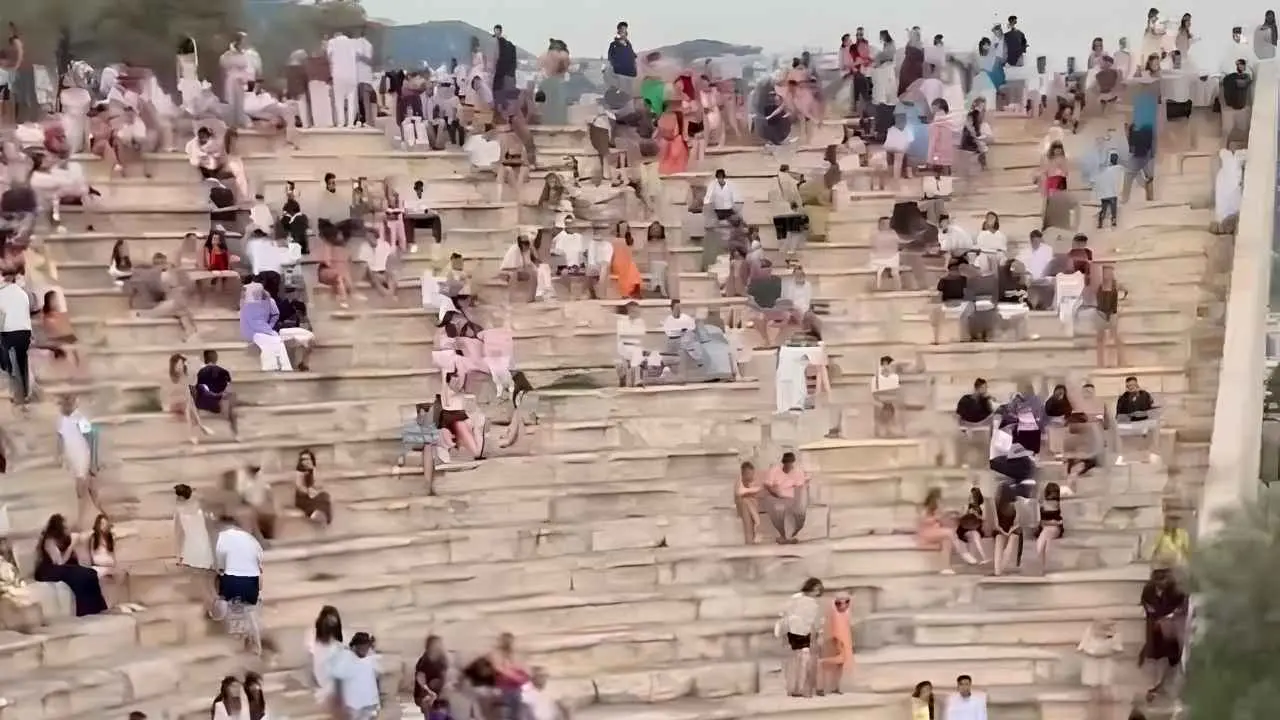 Antalya’da Ünlü Antik Kentte Araçlar Yola Taştı, Ziyaretçi Akını Yaşandı (1)Körfezzxç