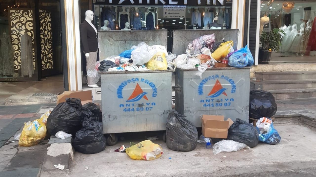 Antalya'nın Kalbinde Çöp Isyanı! Hasan Subaşı Caddesi'nde Kötü Koku Tepkisi (1)