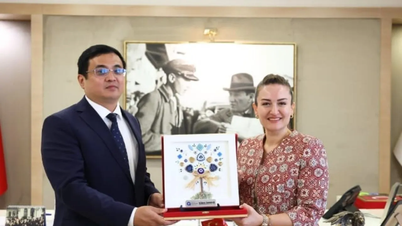 Büşra Özdemi̇r Muhi̇tti̇n Böcek1
