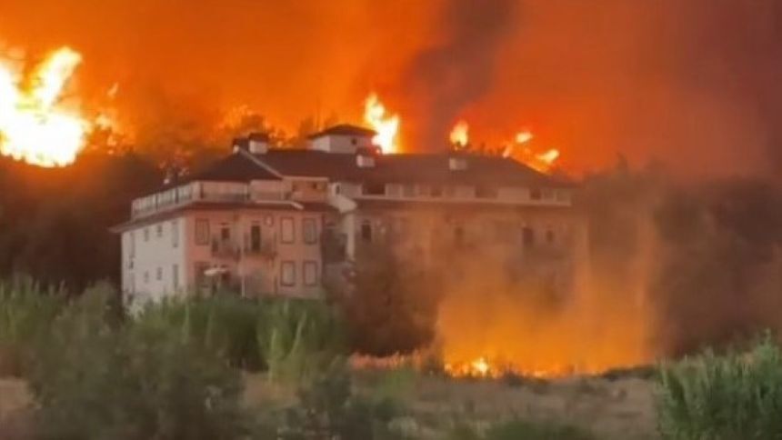 Fethiye’de yangın evlere yaklaştı: Huzurevi tahliye ediliyor!