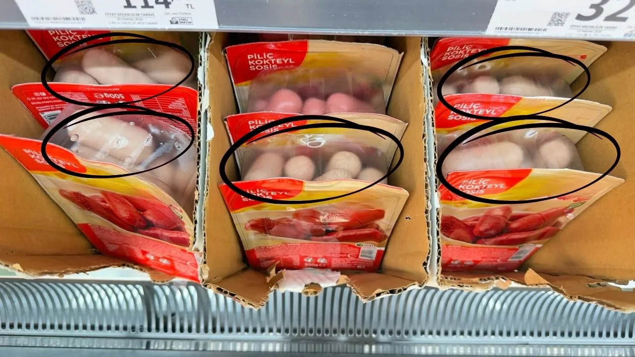Zincir Markette Dikkat Çeken Görüntü! Açıkta Kalan Tavuk Ve Rengi Değişen Sosisler (2)
