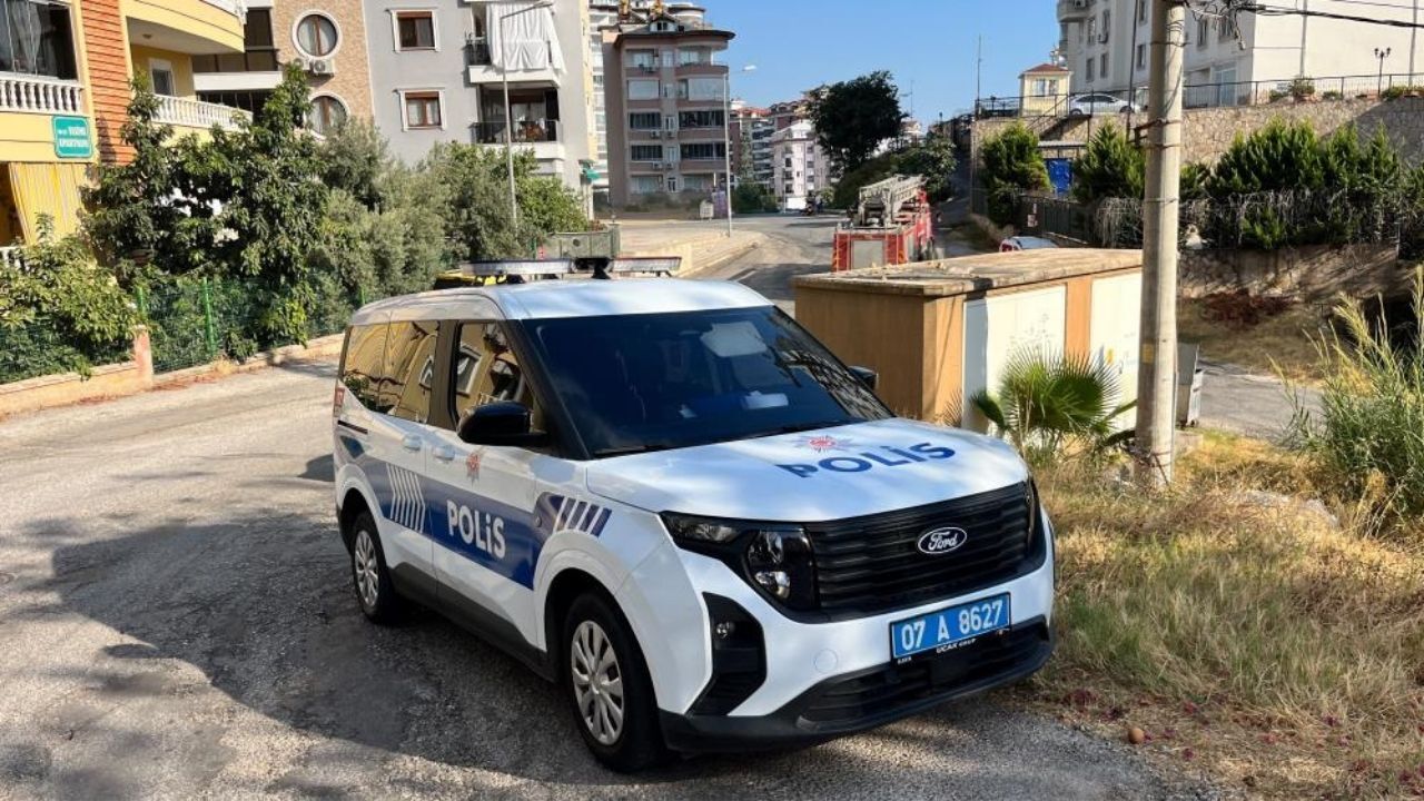 Alanya’da Korkutan Anlar! 8 Katlı Binada Daireden Dumanlar Yükseld (1)