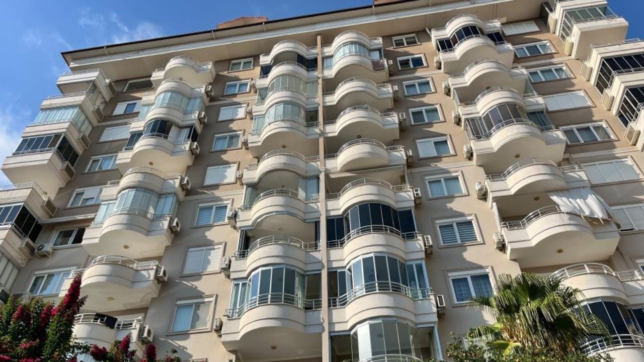 Alanya’da korkutan anlar! 8 katlı binada daireden dumanlar yükseldi