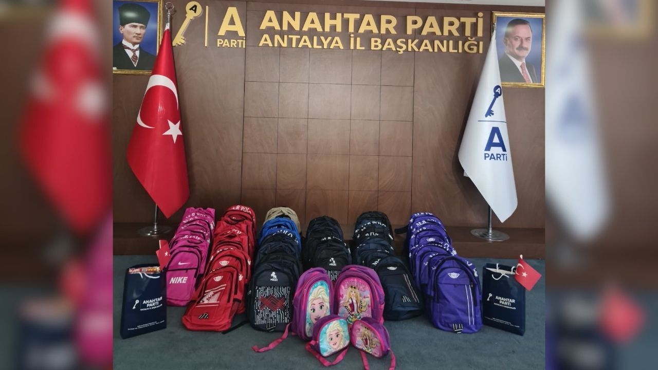 Anahtar Parti Antalya’dan ihtiyaç sahibi öğrencilere kırtasiye desteği