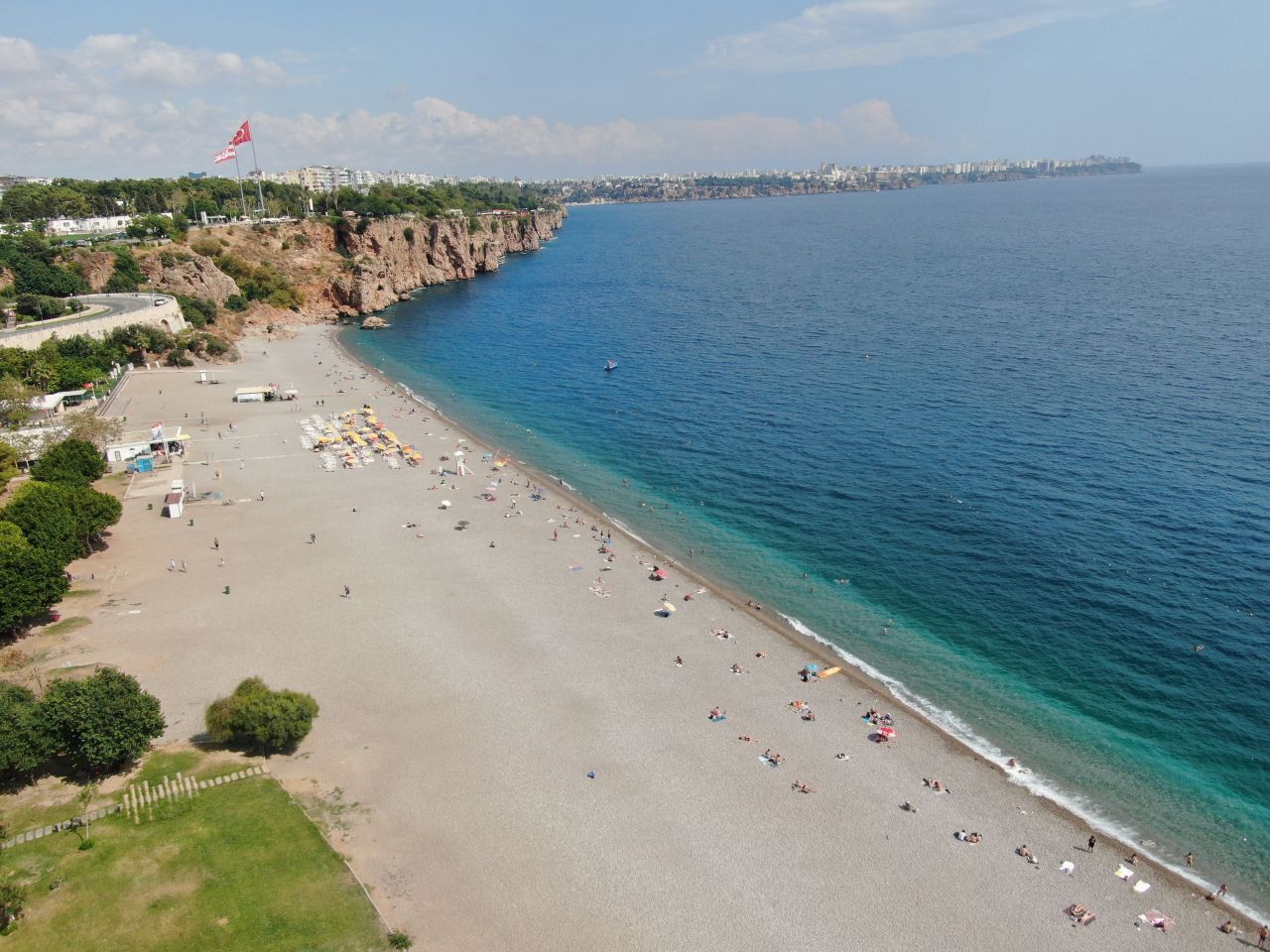 Antalya’da eylül sıcağı! Sahiller yazı aratmıyor