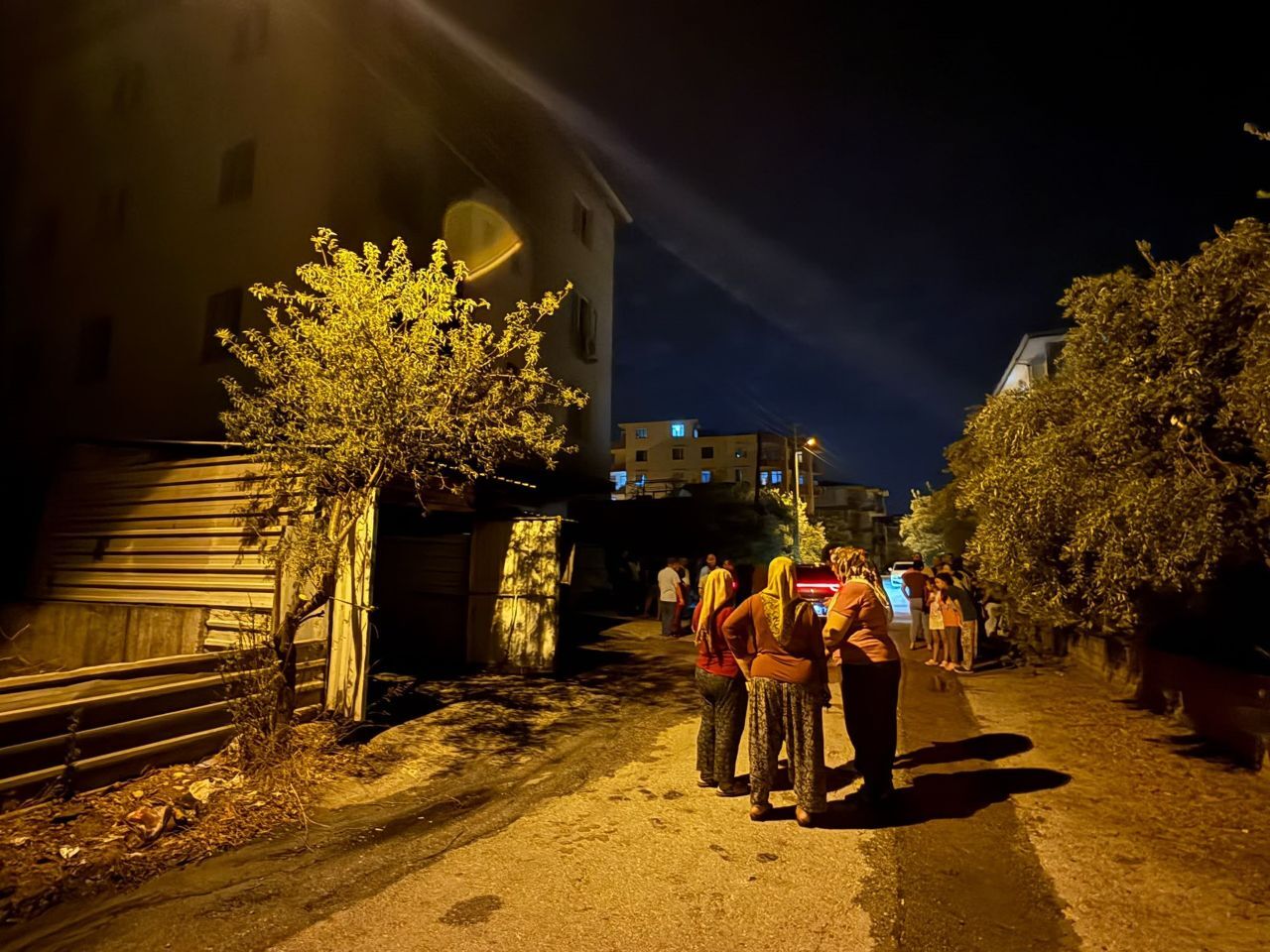 Antalya’da Garajdan Yükselen Alevler Binayı Sardı! (1)