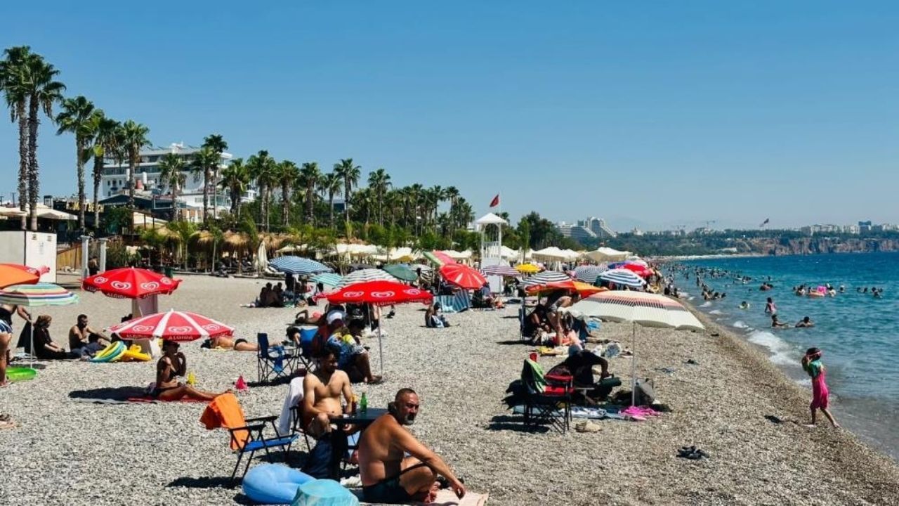Antalya’da Yaz Bitmedi! Eylül Ayında Sahiller Doldu Taşt (2)