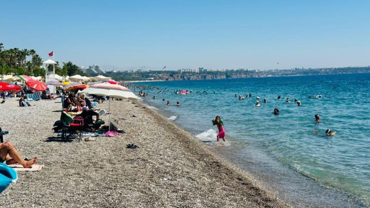 Antalya’da Yaz Bitmedi! Eylül Ayında Sahiller Doldu Taşt (3)